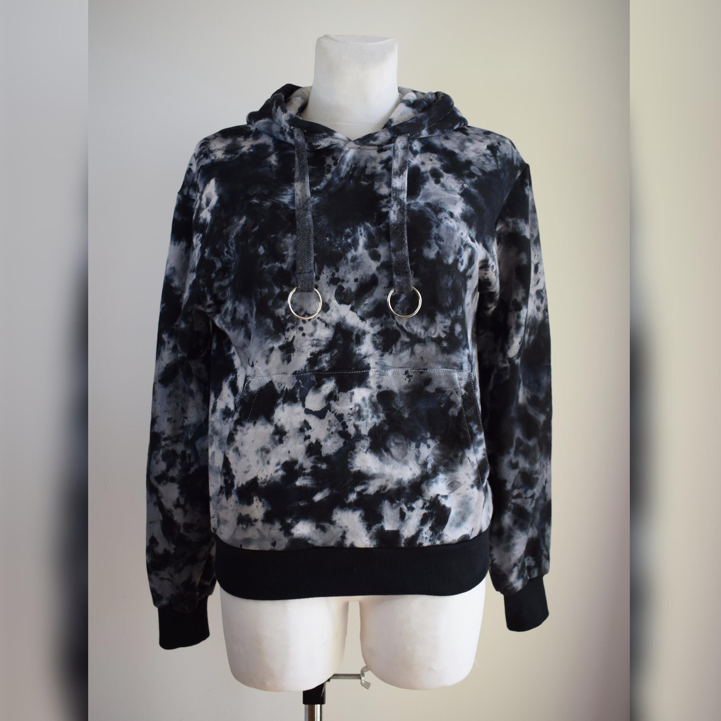 OUTLET Czarna bluza z kapturem bawełniana z efektem stone wash