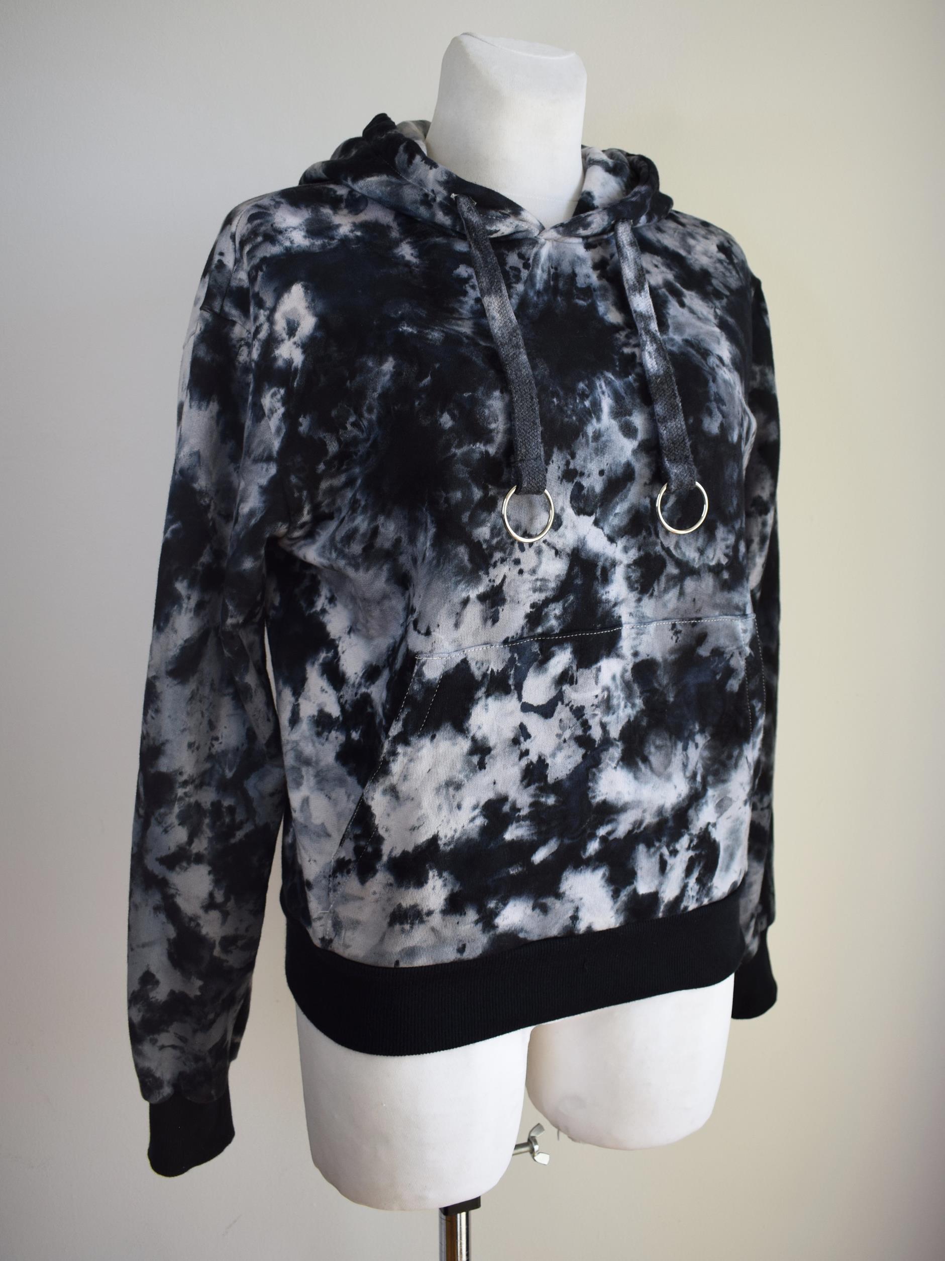 OUTLET Czarna bluza z kapturem bawełniana z efektem stone wash